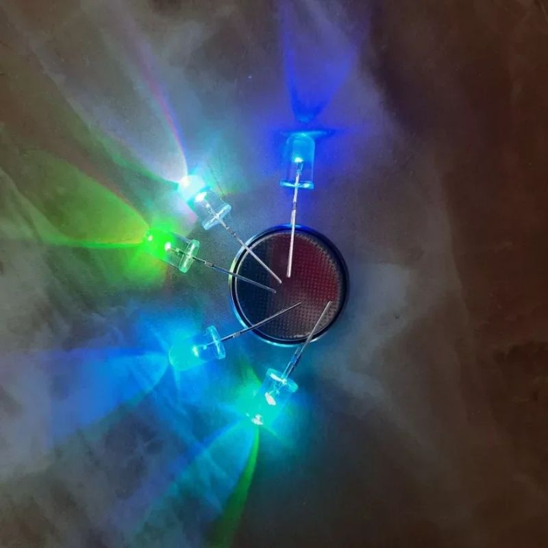 1 đèn led RGB màu tự động chuyển màu( bóng 5mm )