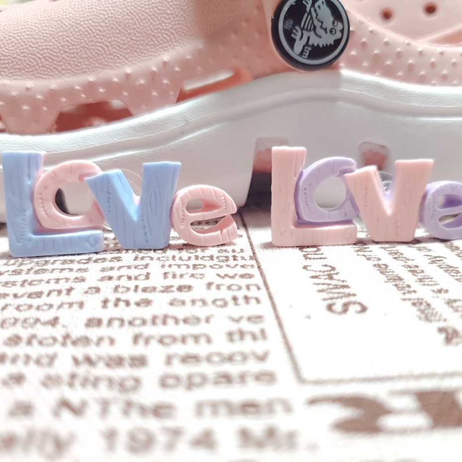 Sticker/ jib gắn dép loại đá cứng phụ kiện thời trang/ hình Chữ LOVE