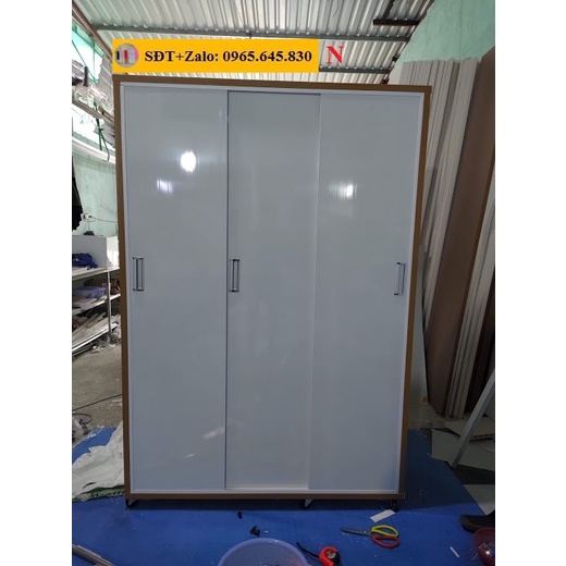 Tủ Nhựa Đài Loan 3 Cánh Cửa Lùa Khung Gỗ Đỏ Cánh Trắng N009
