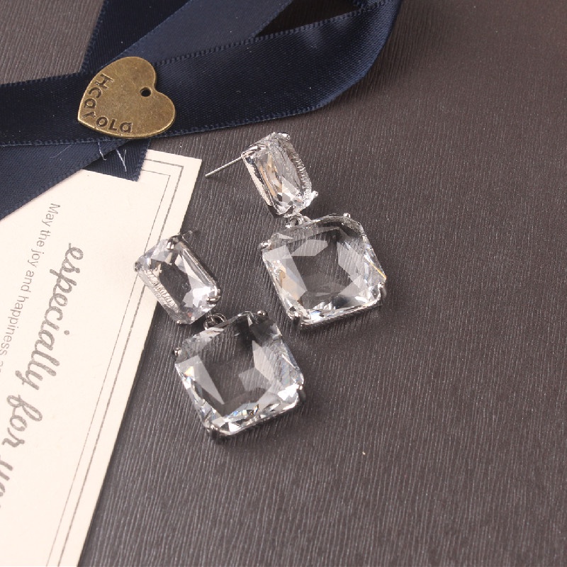 Khuyên Tai Nữ Trang Dáng Vuông Đính Đá Sang Trọng