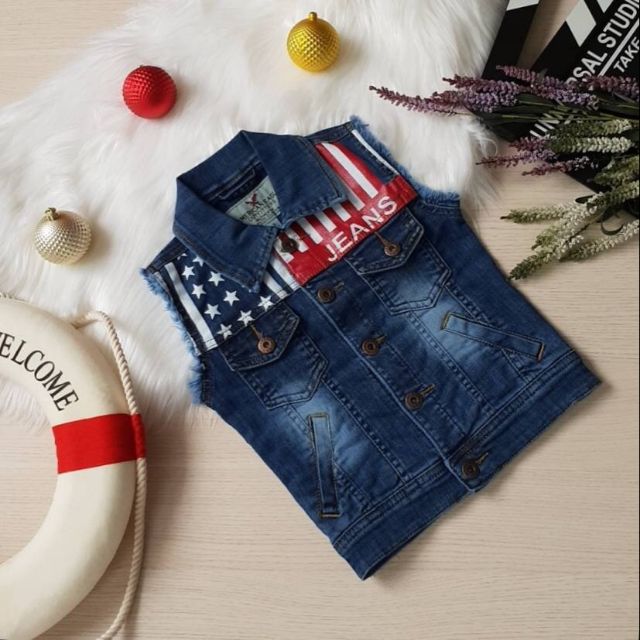 Áo khoác jeans ghile bé trai wash đắp túi in cờ Anh phong cách, Bé mặc đi học đi chơi đều sang chảnh, chất jeans co dãn