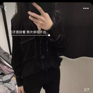 Áo sơ mi đen chỉ nổi