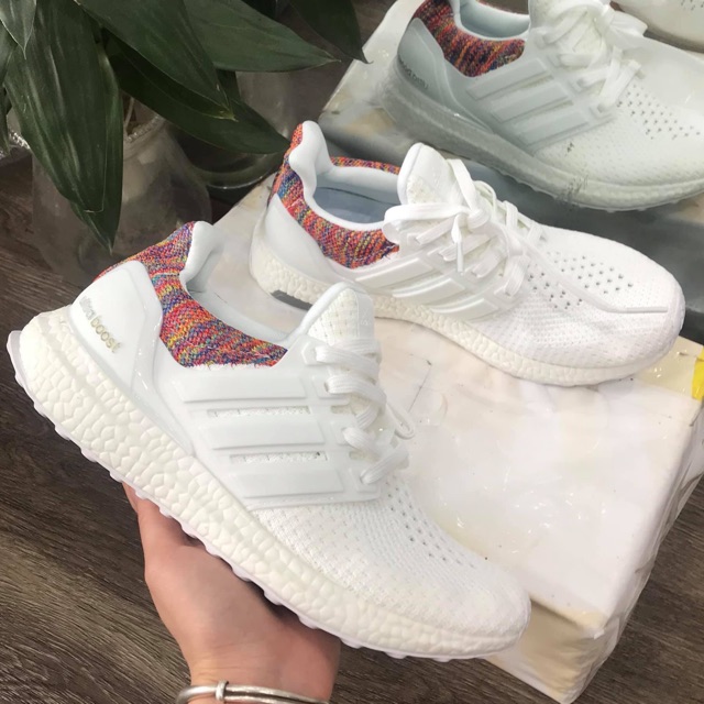 Giày thể thao ultraboost màu trắng gót thổ cẩm