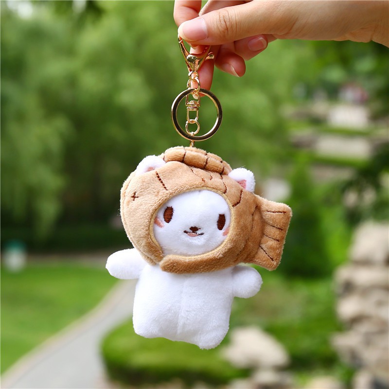 Móc khóa hình mèo trắng nhồi bông đội mũ bánh cá