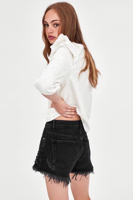 Quần short jeans màu đen khói, kiểu tua và rách te tua