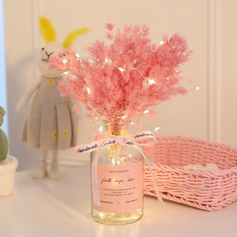 Bình hoa khô được làm từ hoa tự nhiên đã qua xử lý kèm dây điện và nơ