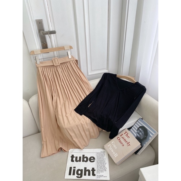 SET ÁO ĐEN CHÂN VÁY KEM DẬP LY BELT