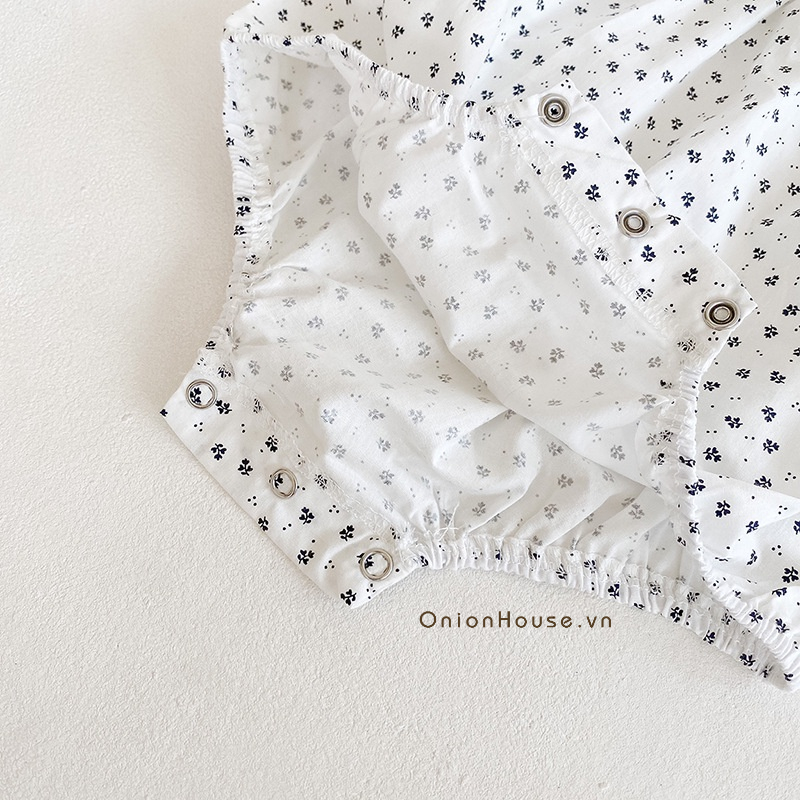 Áo trắng dài tay hoa nhí xanh cổ bèo vuông bé gái