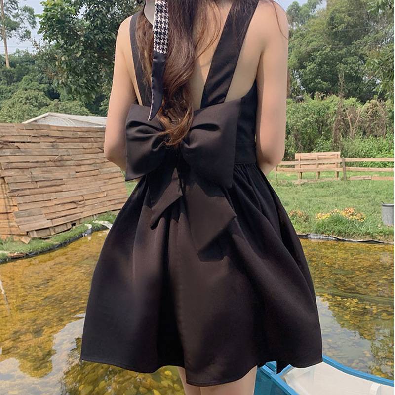  Đầm chữ A hở lưng màu đen thời trang mùa hè quyến rũ 2021 dành cho nữ