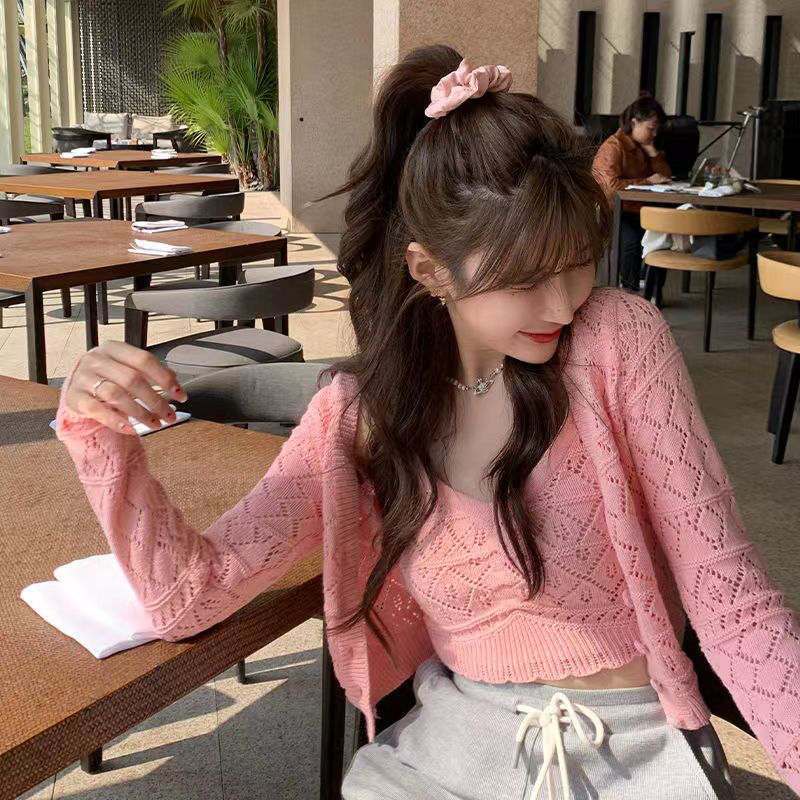 Set 2 món gồm áo khoác dệt tay dài ngắn khoét lỗ mỏng nhẹ nhàng và áo hai dây cho bạn nữ