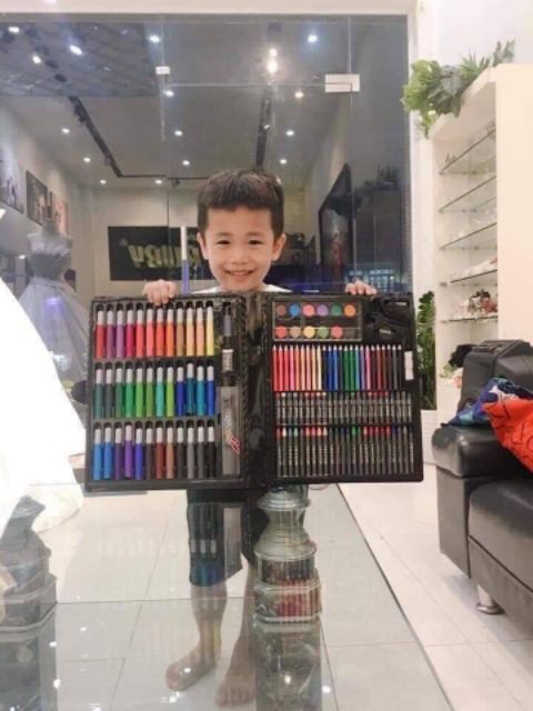 Hộp bút màu 150 chi tiết, có kèm bộ dụng cụ học tập nữa.
