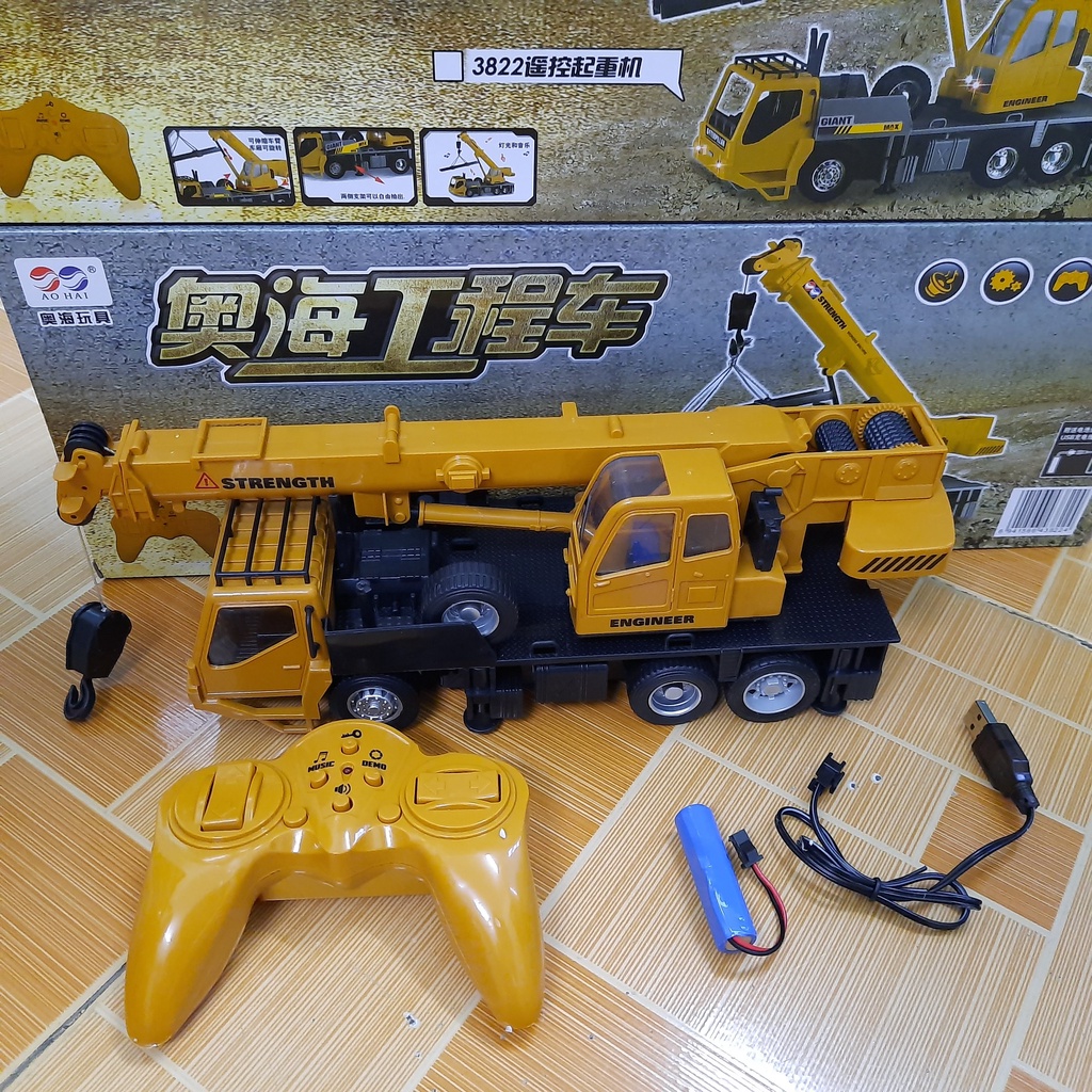 Mô hình xe ô tô điều khiển điều khiển từ xa có cần cẩu móc hàng xe sử dụng pin sạc có âm thanh và đèn