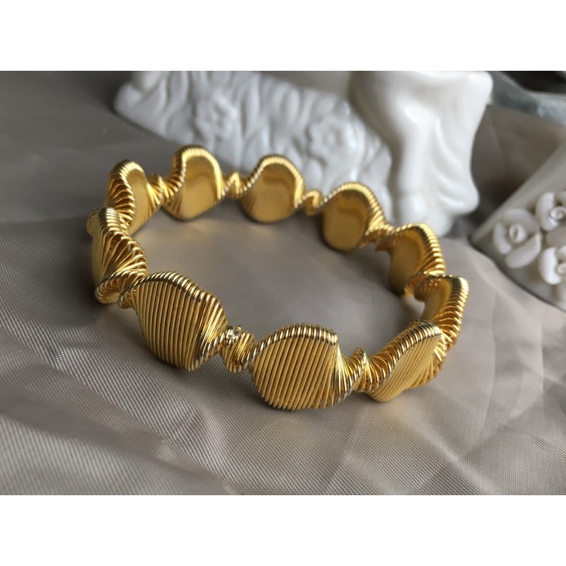 Vòng tay vintage lò xo thiết kế xoắn