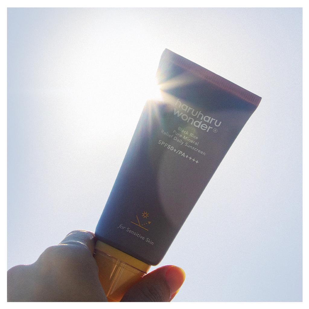 Kem chống nắng dịu nhẹ chống lão hóa HARUHARU Wonder Black Rice Pure Mineral Relief / Moisture Airyfit Daily Sun Cream