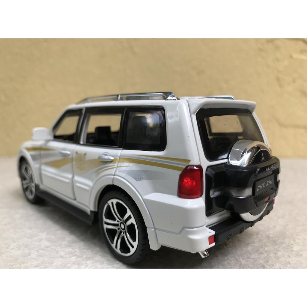 ​Mô hình xe Ô TÔ MITSUBISHI Pajero V93 1:32