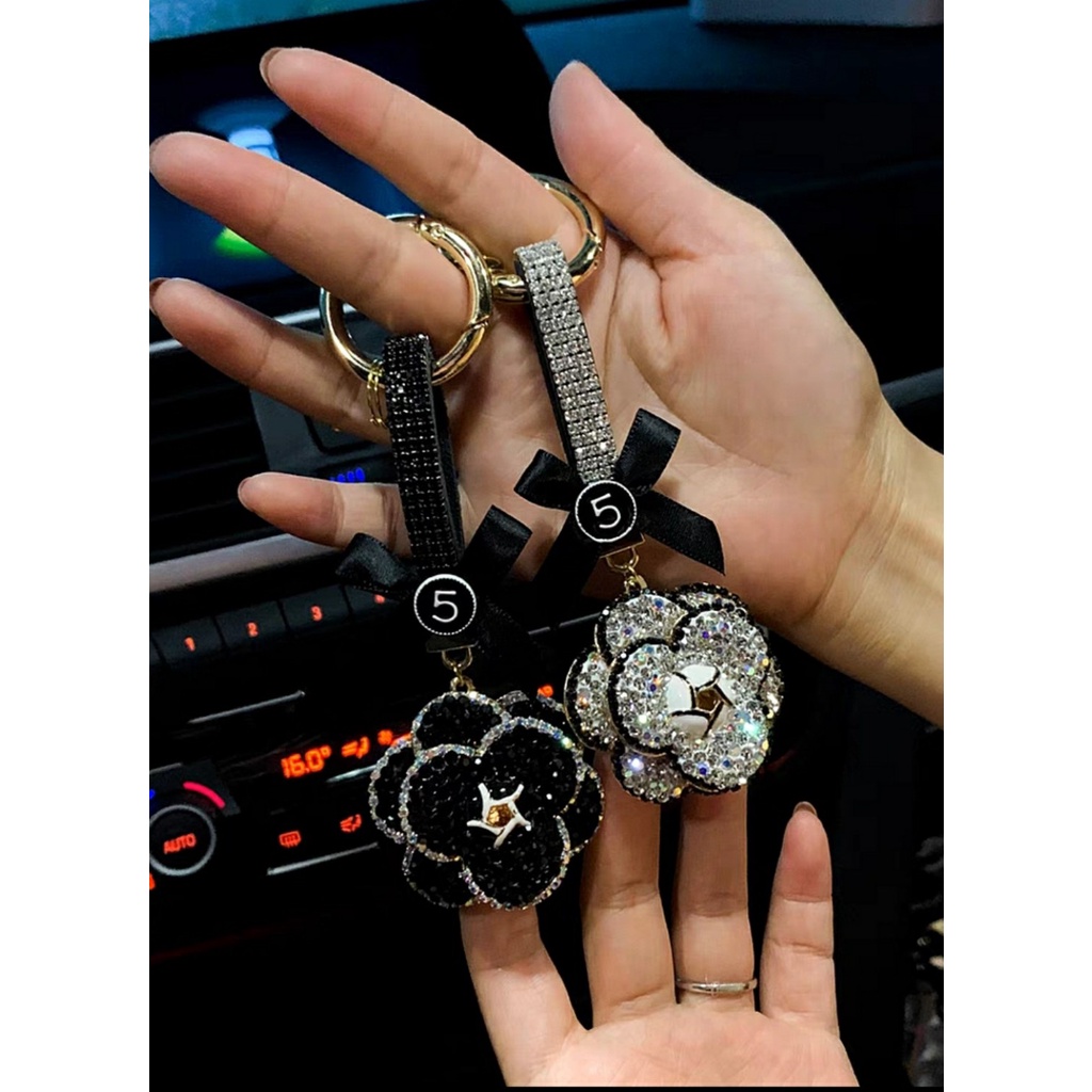 Trang Trí Ô Tô Móc Khóa Xe Hơi Đính Đá Hình Hoa Trà Cao Cấp