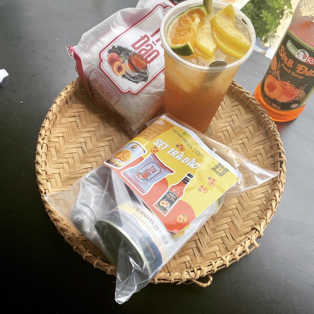 Set trà đào tự pha 3 món ( lon đào 420 gr , 2 gói trà đào túi lọc, 1 siro mini hương đào) pha được 8-10 ly làm đồ uống. | BigBuy360 - bigbuy360.vn