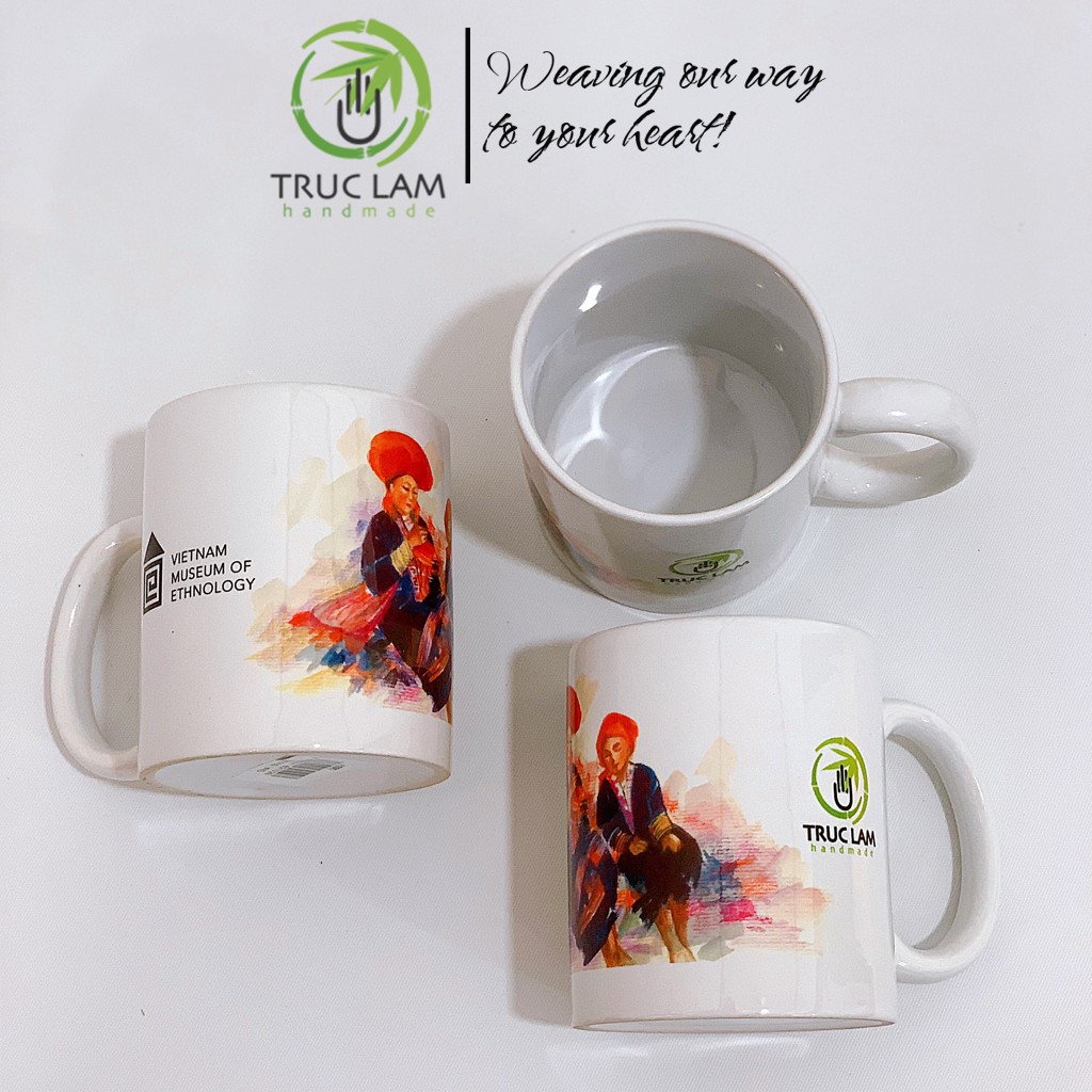 Cốc Uống Nước Có Quai Cầm Chất Liệu Sứ Bát Tràng In Hình 2 Cô Gái Dân Tộc Ngồi Thêu Vải Thổ Cẩm - Trúc Lâm Handmade