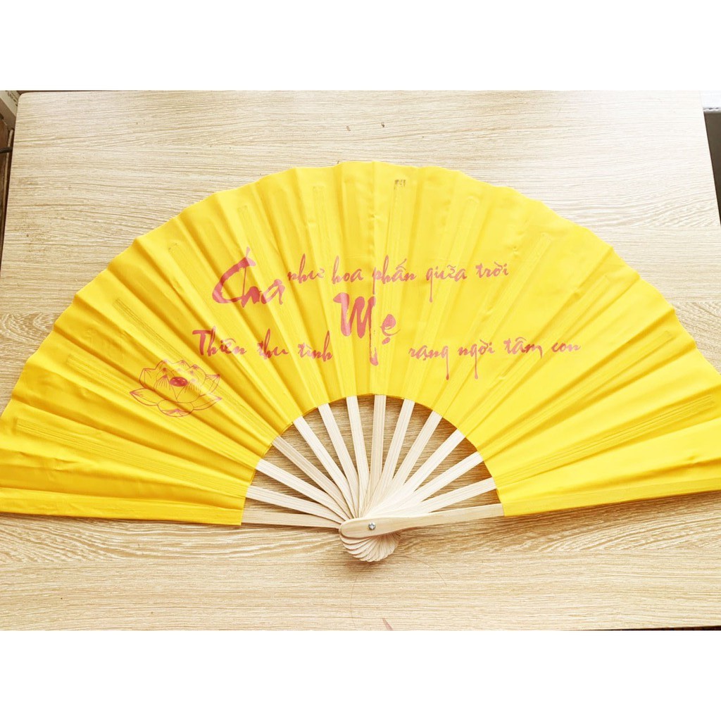 Quạt vải lụa xếp,viết chữ thư pháp truyền thống Việt Nam dài 32cm (màu vàng)