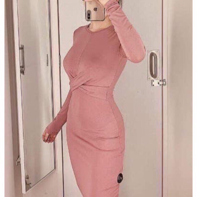 Váy thun body tôn dáng, kiểu xoắn eo, một màu hồng xinh xắn