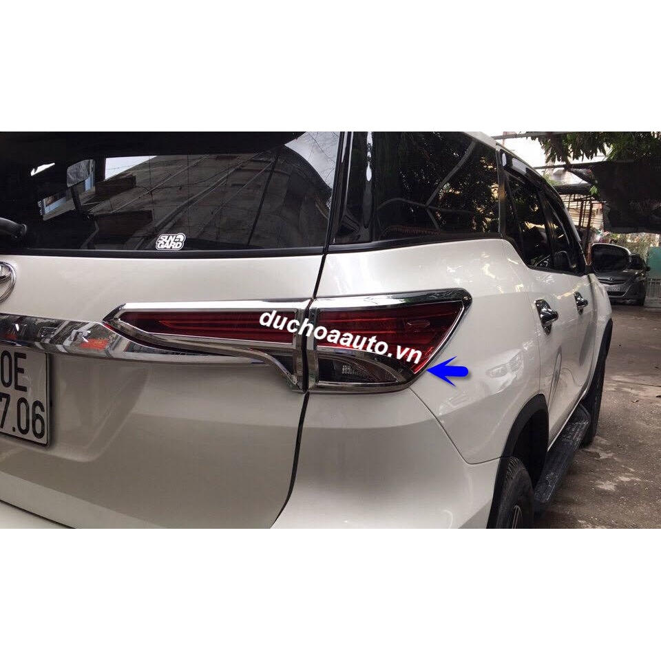 Ốp trang trí đèn hậu Fortuner 2017, 2018, 2019, 2020, 2021
