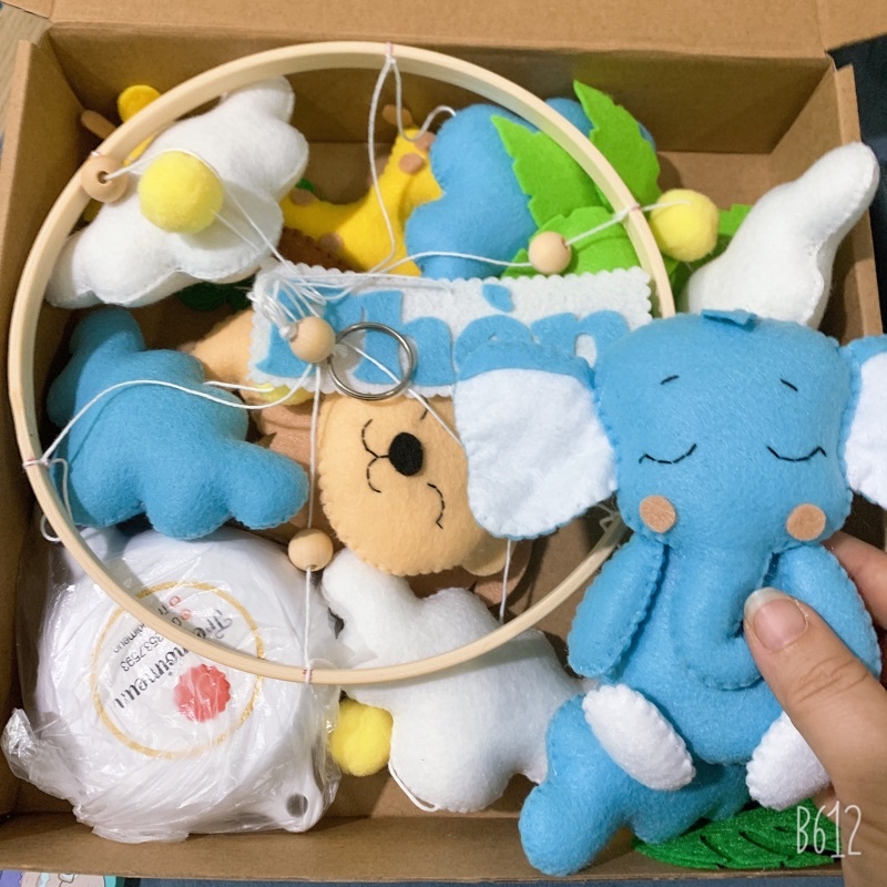 Đồ chơi treo nôi cũi kích thích thị giác cho bé sơ sinh, treo nôi đen trắng tự xoay phát nhạc mẫu THÚ RỪNG VOI XANH