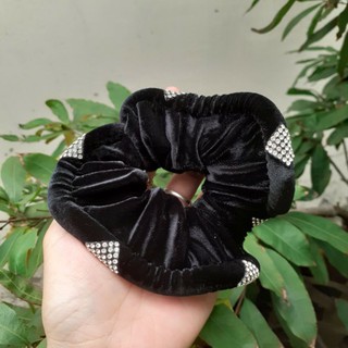 Cột tóc vải nhung đính hạt.