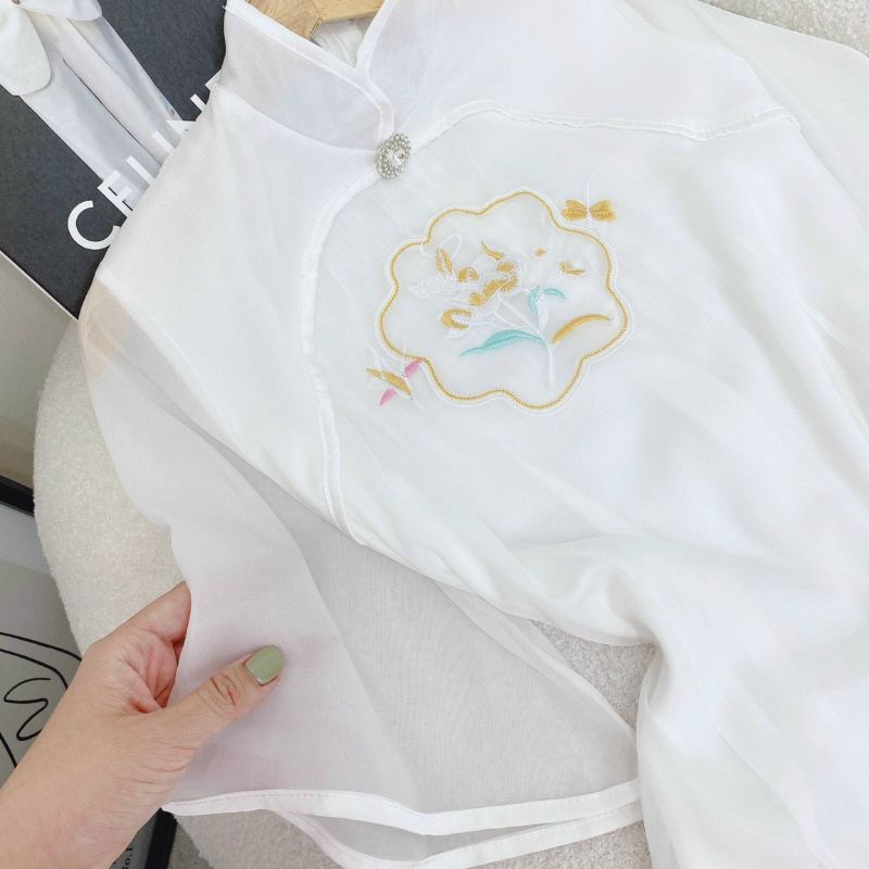 ÁO DÀI TRẮNG THÊU HOA VỚI QUẦN SUÔNG XINH XẮN