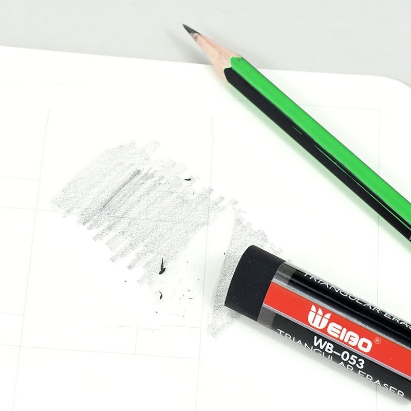 1 cục gôm tẩy hình trụ tam giác sáng tạo có màu trắng và đen