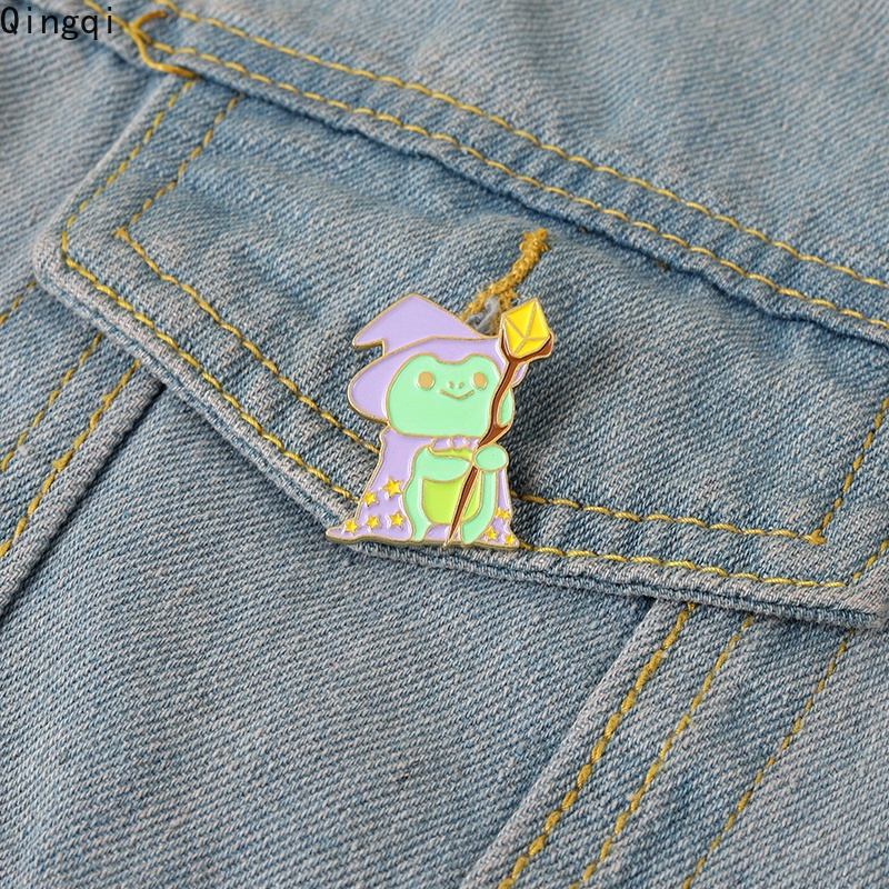 Ghim cài áo Miss Zoe hình ếch phù thủy hoạt hình dễ thương