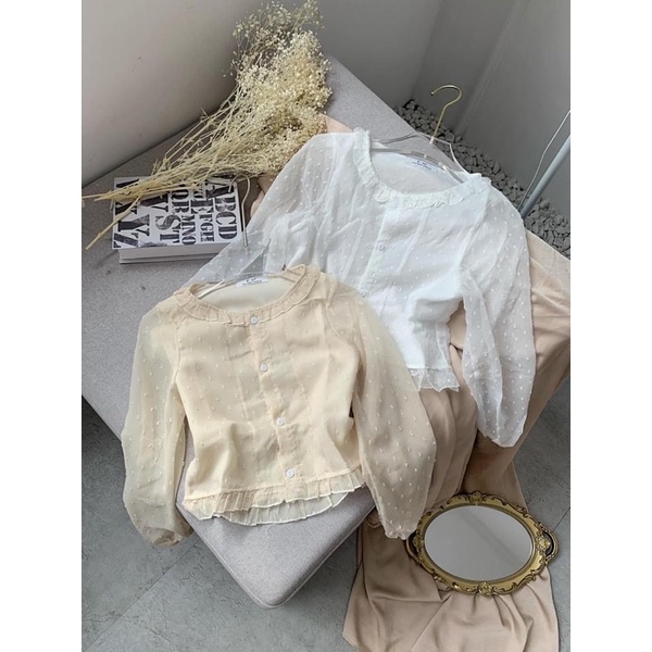 Áo voan chấm bi nổi cổ tròn viền ren khuy dọc