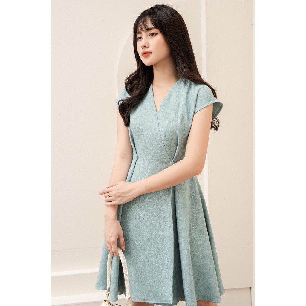Váy đầm cổ tim vạt chồng có cúc trang trí kiểu Hàn Quốc AMORS V019