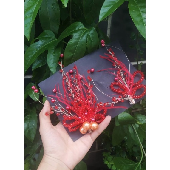 cặp cài đỏ tóc cô dâu