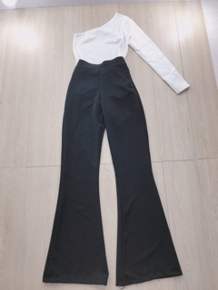 Set áo lệch vai đen, phối quần loe
