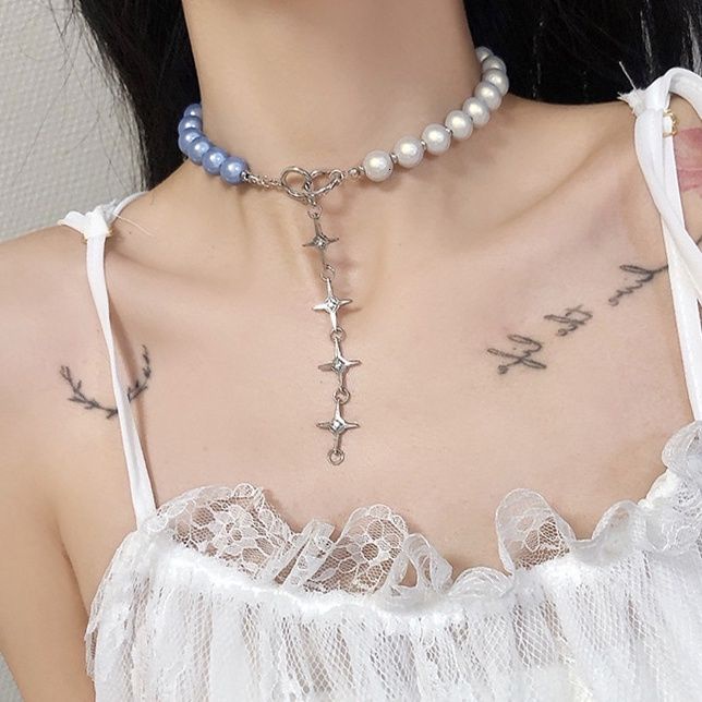 Vòng cổ chuỗi hạt ngọc trai màu trắng và xanh dương phối mặt hình chữ thập đính đá cá tính