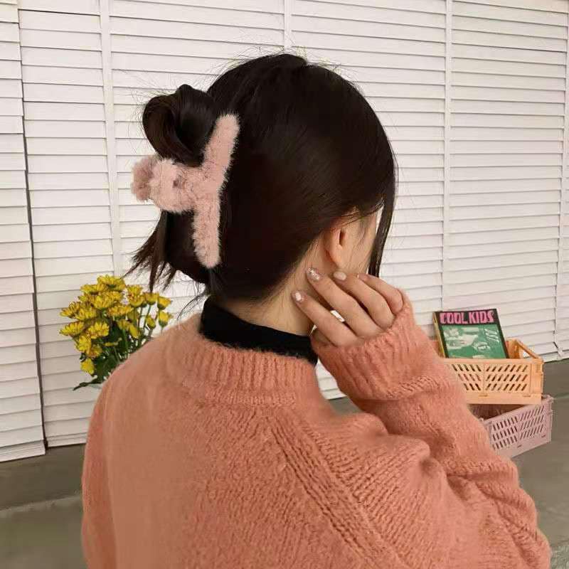 Cặp ngoạm lông gấu dâu hoặc gắn trái tim - bobu shop - cặp càng cua - giao màu ngẫu nhiên