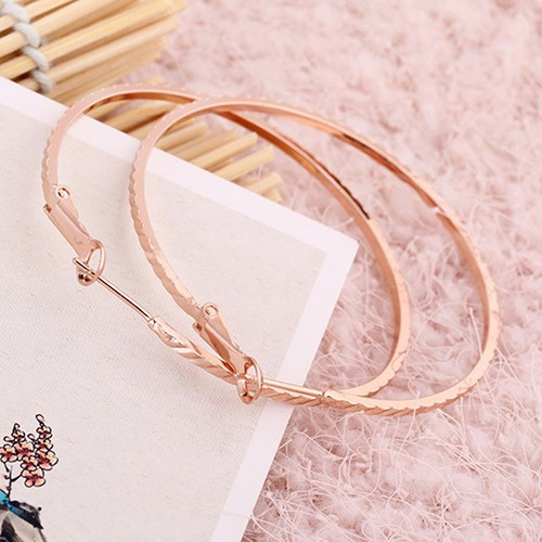 Khuyên tai tròn cá tính cho nữ