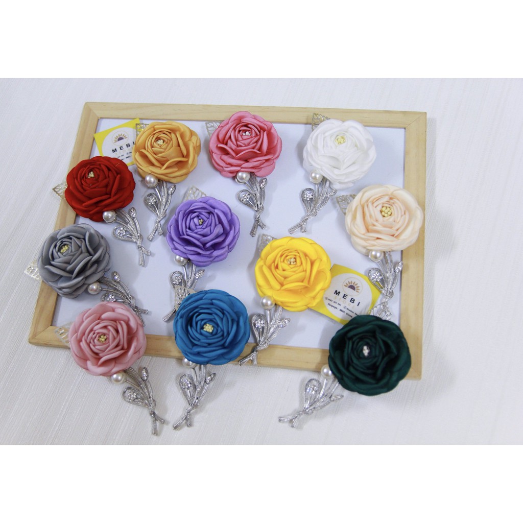 Hoa cài áo handmade mẫu hoa trà có nhụy mix cành kim loại