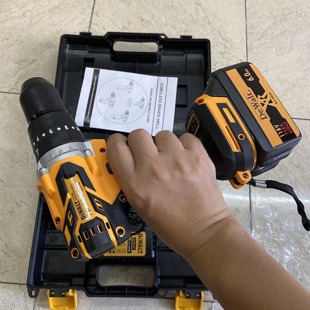 Khoan pin Dewalt 118v 2 pin, đầu 13mm không chổi than (có pin thay)