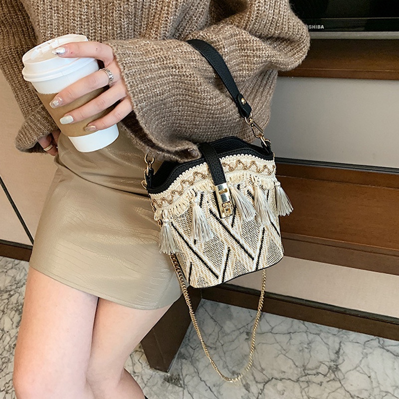 Túi đeo vai IELGY đan sợi rơm hình dạng vỏ sò phối dây xích nhỏ nhắn xinh xắn thời trang cho nữ