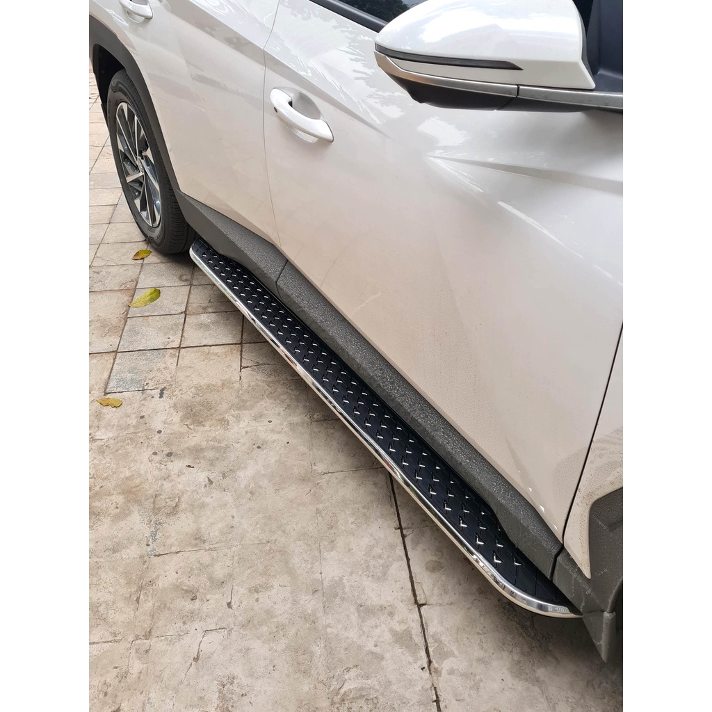 Bậc lên xuống, bệ bước chân Hyundai Tucson 2022. Mẫu đúc, viền gương KN