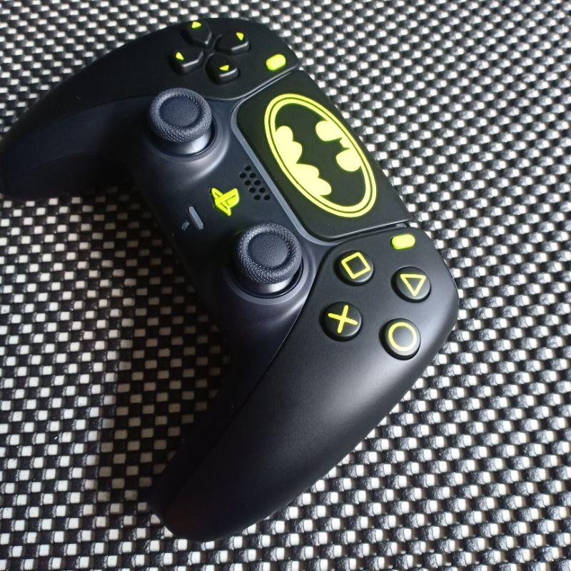 [PS5] Combo tay và đế để tay được custom - chủ đề Batman