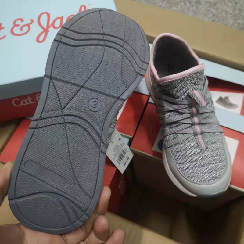 Giày xuất cho bé