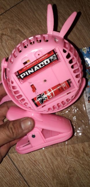 Chiếc quạt mini để bàn và kẹp xoay 180 độ bằng nhựa tặng kèm pin rất đẹp
