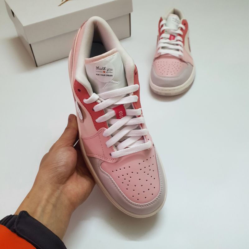Giày Sneaker Nữ Jordan 1 Low Mighty Swooshes - Hồng Cổ Thấp Nữ Tính, Cute (Ảnh Thật + Hàng Sẵn)