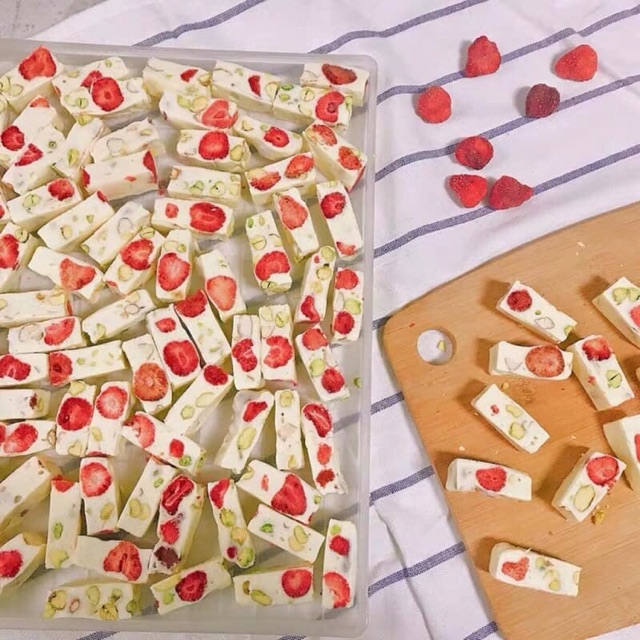 Dâu sấy giòn làm kẹo nougat