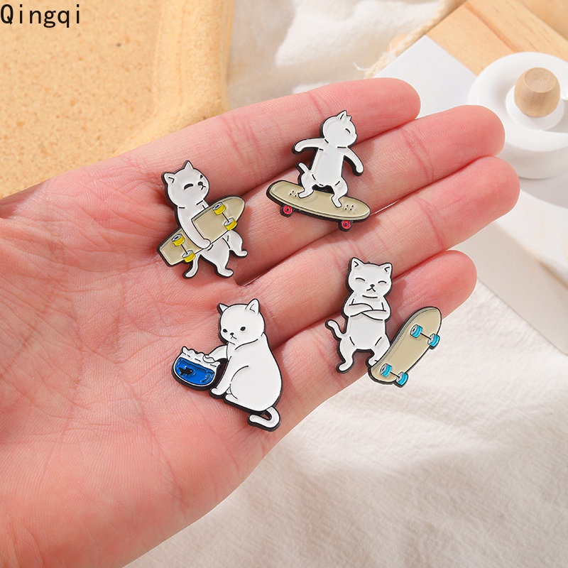 Ghim cài áo/balo MISS ZOE trang trí hình chú mèo trắng trượt ván kiểu hoạt hình tráng men thích hợp để làm quà tặng