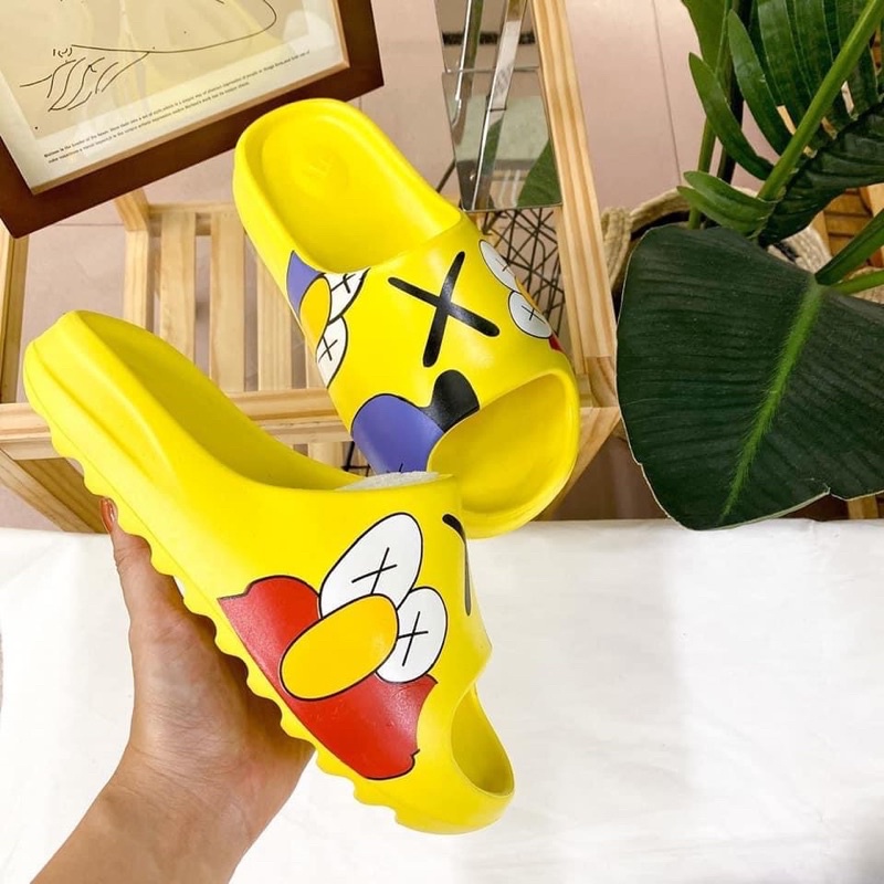 Dép Yz Kaws Vàng hot trend, dép thời trang nam nữ