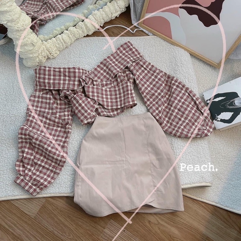 Set áo caro trễ vai xoắn ngực kèm chân váy kaki nude xinh xắn gam màu nhẹ nhàng thu hút