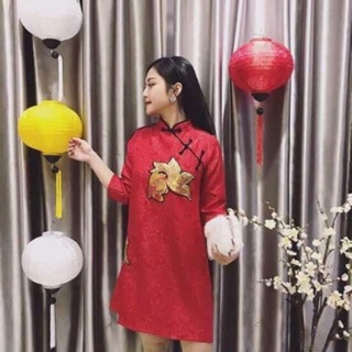 Áo dài đỏ gấm hoa văn cá vàng